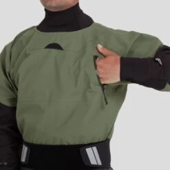 NRS Phenom GORE-TEX Pro Dry Suit - Men's (2025) -River Sports Shop 22546 01 Olive Model Pocket 122023 1000x1000 3067e8c0 84b2 4502 b5f0 f062053e3758